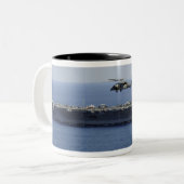 Ein Seahawk-Hubschrauber mit MH-60er Zweifarbige Tasse (Vorderseite Links)