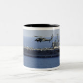 Ein Seahawk-Hubschrauber mit MH-60er Zweifarbige Tasse (Mittel)