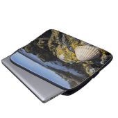 Ein Seashell sitzt auf einem Felsen | Dumfries, Laptopschutzhülle (Vorne Knopf)