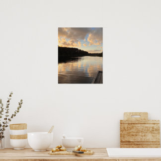 Ein See bei Sonnenuntergang, der den Himmel widers Poster
