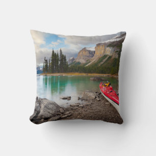 Ein Seekanu an Land bei Spirit Island Kissen