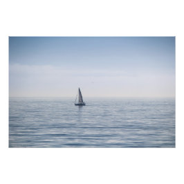 Ein Segelboot auf einem ruhigen Meer Fotodruck