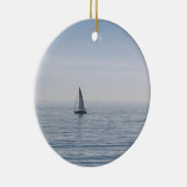 Ein Segelboot auf einem ruhigen Meer Keramikornament (Rechts)