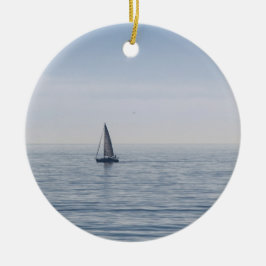 Ein Segelboot auf einem ruhigen Meer Keramikornament