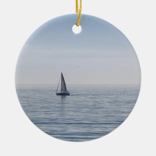 Ein Segelboot auf einem ruhigen Meer Keramikornament (Vorne)