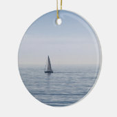 Ein Segelboot auf einem ruhigen Meer Keramikornament (Links)