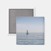 Ein Segelboot auf einem ruhigen Meer Magnet (Vorderseite/Rückseite)