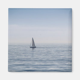 Ein Segelboot auf einem ruhigen Meer Magnet