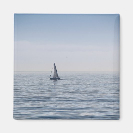Ein Segelboot auf einem ruhigen Meer Magnet (Vorne)