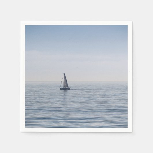 Ein Segelboot auf einem ruhigen Meer Serviette (Vorderseite)