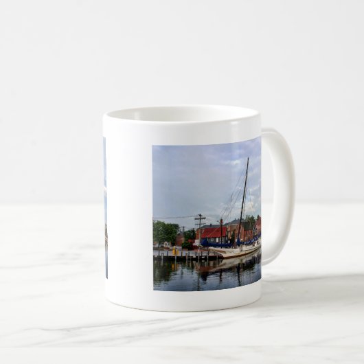 Ein Segelboot in Annapolis-Hafen Kaffeetasse (VorderseiteRechts)