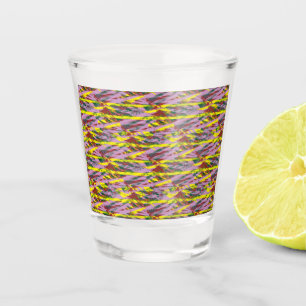 ein sehr buntes Muster mit viel unterschiedlichem Schnapsglas