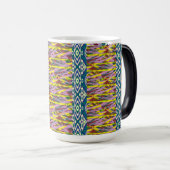 ein sehr buntes Muster mit viel unterschiedlichem  Verwandlungstasse (VorderseiteRechts)