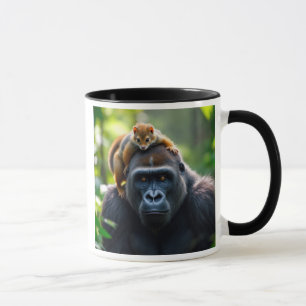 Ein sehr starker Gorilla mit einem Eichhörnchen au Tasse
