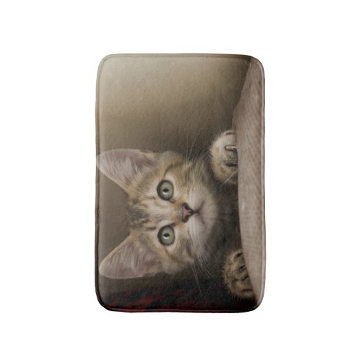 Ein sehr süßes Tabby-Kätzchen Badematte (Vorderseite Vertikal)