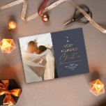 Ein sehr Verheiratetes Weihnachts-Script Blue Silv Folien Feiertagskarte<br><div class="desc">Ein einfaches,  minimales Design lautet der Kopf "Ein sehr verheiratetes Weihnachten",  ideal für alle neuen Wesen</div>