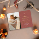 Ein sehr Verheiratetes Weihnachts-Script Red Gold Folien Feiertagskarte<br><div class="desc">Ein einfaches,  minimales Design lautet der Kopf "Ein sehr verheiratetes Weihnachten",  ideal für alle neuen Wesen</div>