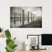 Ein sepiatfarbener Schuss alter Strandpfosten Poster (Heimbüro)