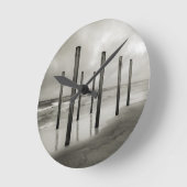 Ein sepiatfarbener Schuss alter Strandpfosten Runde Wanduhr (Winkel)