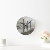 Ein sepiatfarbener Schuss alter Strandpfosten Runde Wanduhr (Zuhause)