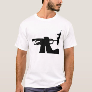 Ein Service-Mitglied spielt eine Melodie T-Shirt