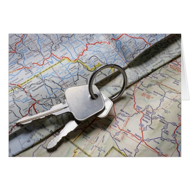 Ein Set Autoschlüssel auf einem Haufen Straßenkart (Vorderseite (Horizontal))
