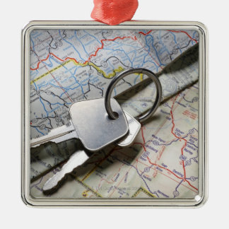 Ein Set Autoschlüssel auf einem Haufen Straßenkart Ornament Aus Metall