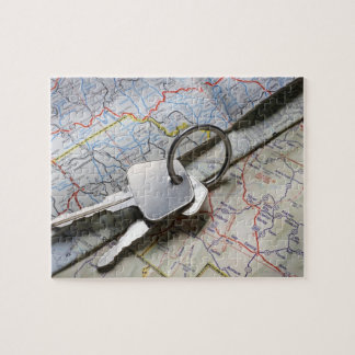 Ein Set Autoschlüssel auf einem Haufen Straßenkart Puzzle