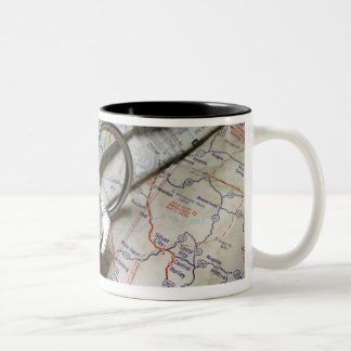 Ein Set Autoschlüssel auf einem Stapel der Zweifarbige Tasse