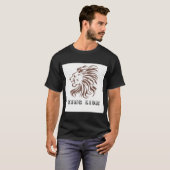 Ein Shirt aus schwarzer Baumwolle mit einem Löwenk (Vorne ganz)