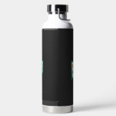 ein sieben Logo auf grünem Hintergrund Trinkflasche (links)