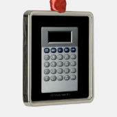 Ein silberner Taschenrechner Silbernes Ornament (Rechts)