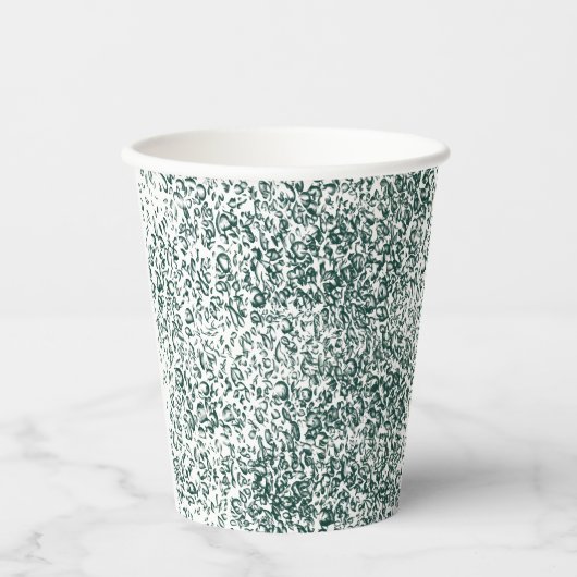 Ein silberner Tropfen spritzt in einen Pool mit we Pappbecher (Vorderseite)