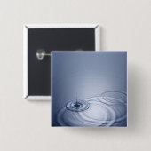 Ein Singletröpfchen des Wassers fallend in eine Button (Vorne & Hinten)