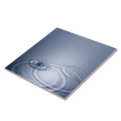 Ein Singletröpfchen des Wassers fallend in eine Fliese (Seite)