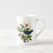 ein Singvogel in einem Beerenstauch mit Knochenstü Porzellantasse (Rechts)