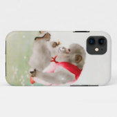 Ein sitzender Affe, der ein Insekt beobachtet Case-Mate iPhone Hülle (Rückseite (Horizontal))