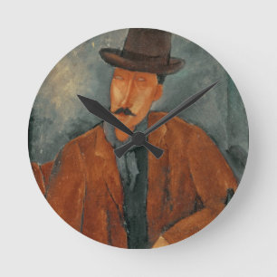 Ein Sitzmann, der auf einer Tabelle sich lehnt Runde Wanduhr