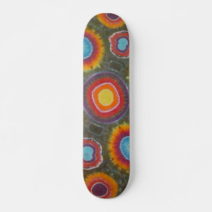 Ein Skateboard mit 360 Gefärbte Krawatten