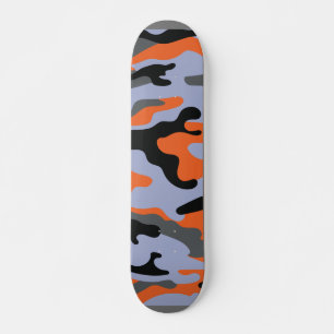 Ein Skateboard mit einem lebendigen Design. 