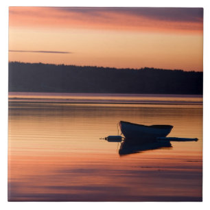 Ein Skiff bei Sonnenaufgang in Eggemoggin Reach in Fliese