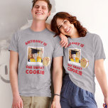 Ein Smart Cookie Foto Personalisierter Abschluss T-Shirt<br><div class="desc">Lass deinem cleveren Keks, dass du stolz auf sie mit diesem lustigen T - Shirt bist. Dieses grafische Tee ist ideal, um junge Absolventen zu feiern oder ältere zu peinlichen. Es enthält Ihren individuelle Name, den Slogan "ONE SMART COOKIE" und Ihr individuelles Foto, zusammen mit einer Abbildung eines aufwändig aussehenden...</div>
