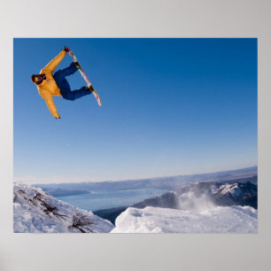 Ein Snowboarder dreht sich bei einem Sprung in Arg Poster