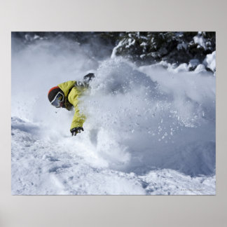 Ein Snowboarder rippt untracktes Pulver dreht sich Poster