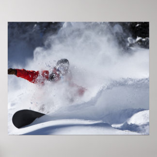 Ein Snowboarder rippt untracktes Pulver ein Poster