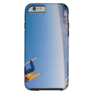 Ein Snowboarder spinnt weg einen Sprung in Tough iPhone 6 Hülle
