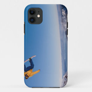 Ein Snowboarder spinnt weg einen Sprung in Case-Mate iPhone Hülle