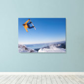 Ein Snowboarder springt in Argentinien ab Leinwanddruck (Insitu (Holzboden))