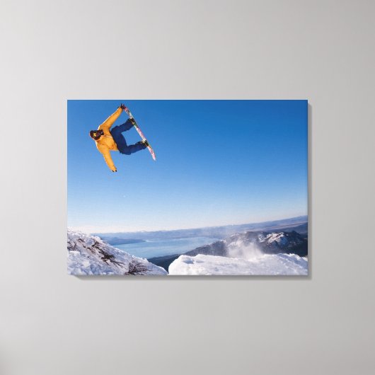 Ein Snowboarder springt in Argentinien ab Leinwanddruck (Vorderseite)