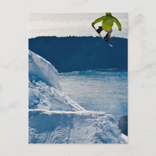 Ein Snowboarder springt Postkarte (Vorderseite)